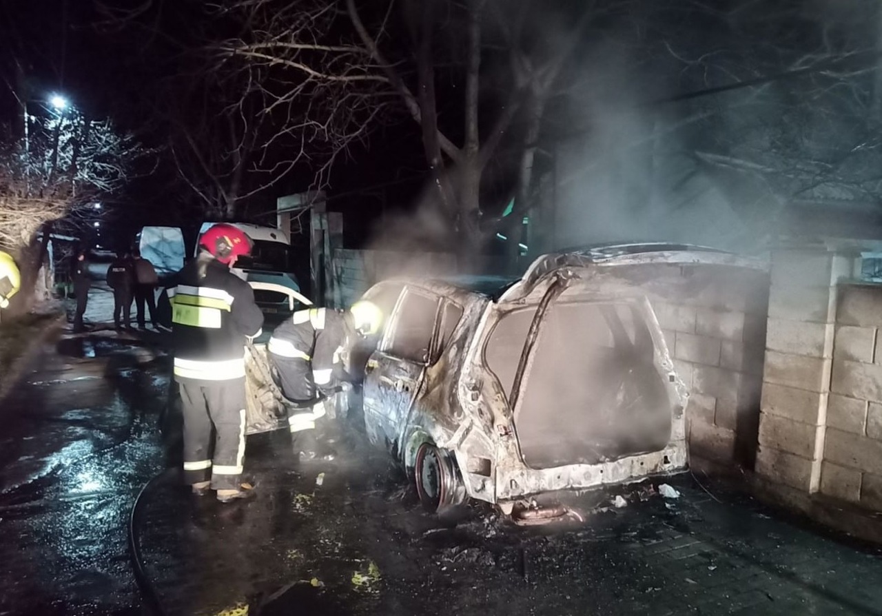 Автомобиль горел как факел на улице в городе Кодру