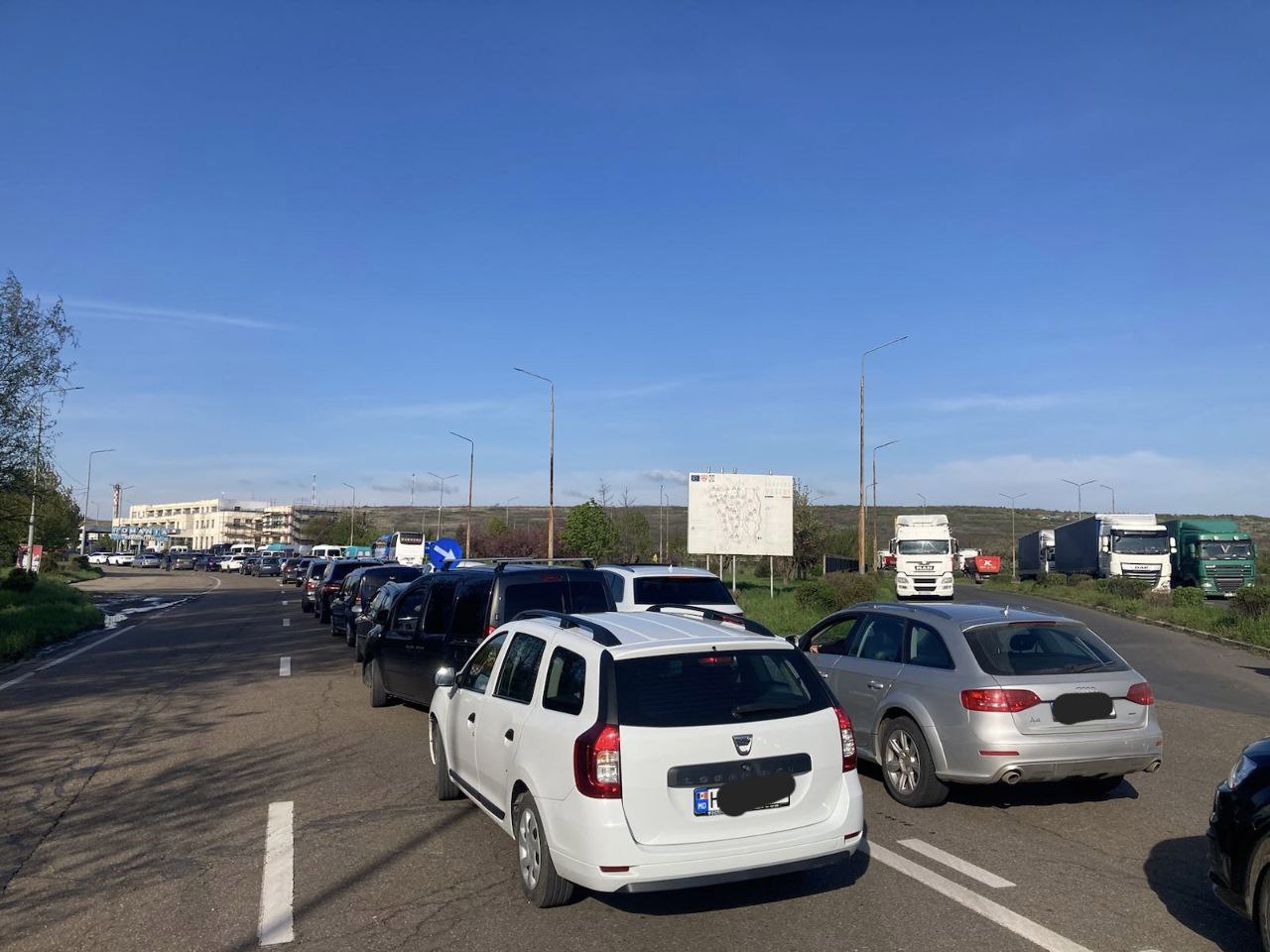 Trafic intens de călători și mijloace de transport în punctul de trecere a frontierei Leușeni-Albița