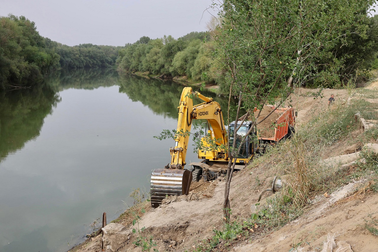 Au început lucrările de reabilitare a digului de protecție în satul Răscăieți 