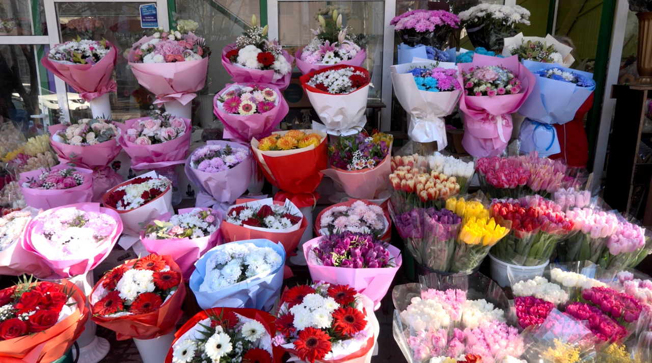 Asalt la florării înainte de 8 Martie: bărbații cumpără buchete pentru cele mai importante femei
