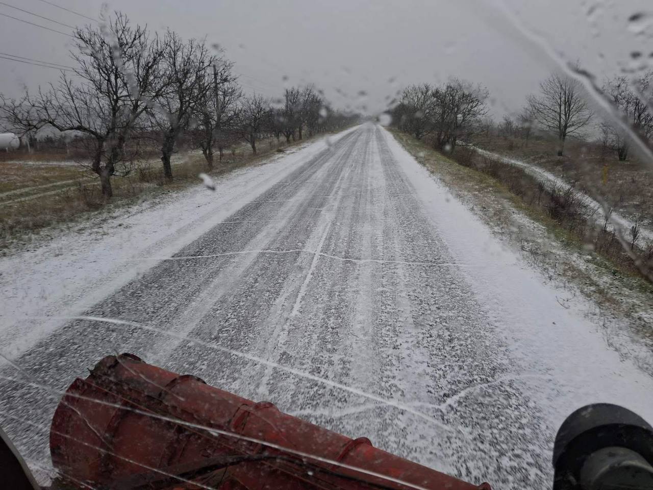 În nordul țării ninge, iar transportul circulă cu dificultate. Șoferii sunt atenționați de poliție să fie prudenți