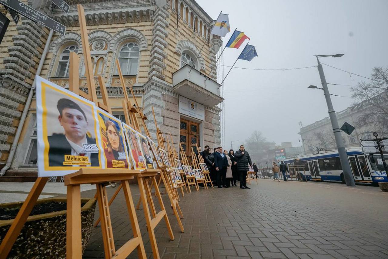  Portretele consilierilor PAS și PSRM, în fața Primăriei: fracțiunea MAN, apel la votarea bugetului