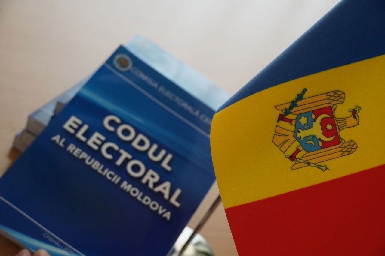 Modificările la Codul Electoral privind organizarea unui referendum în aceeași zi cu alegerile prezidențiale, au fost operate în grabă, experți