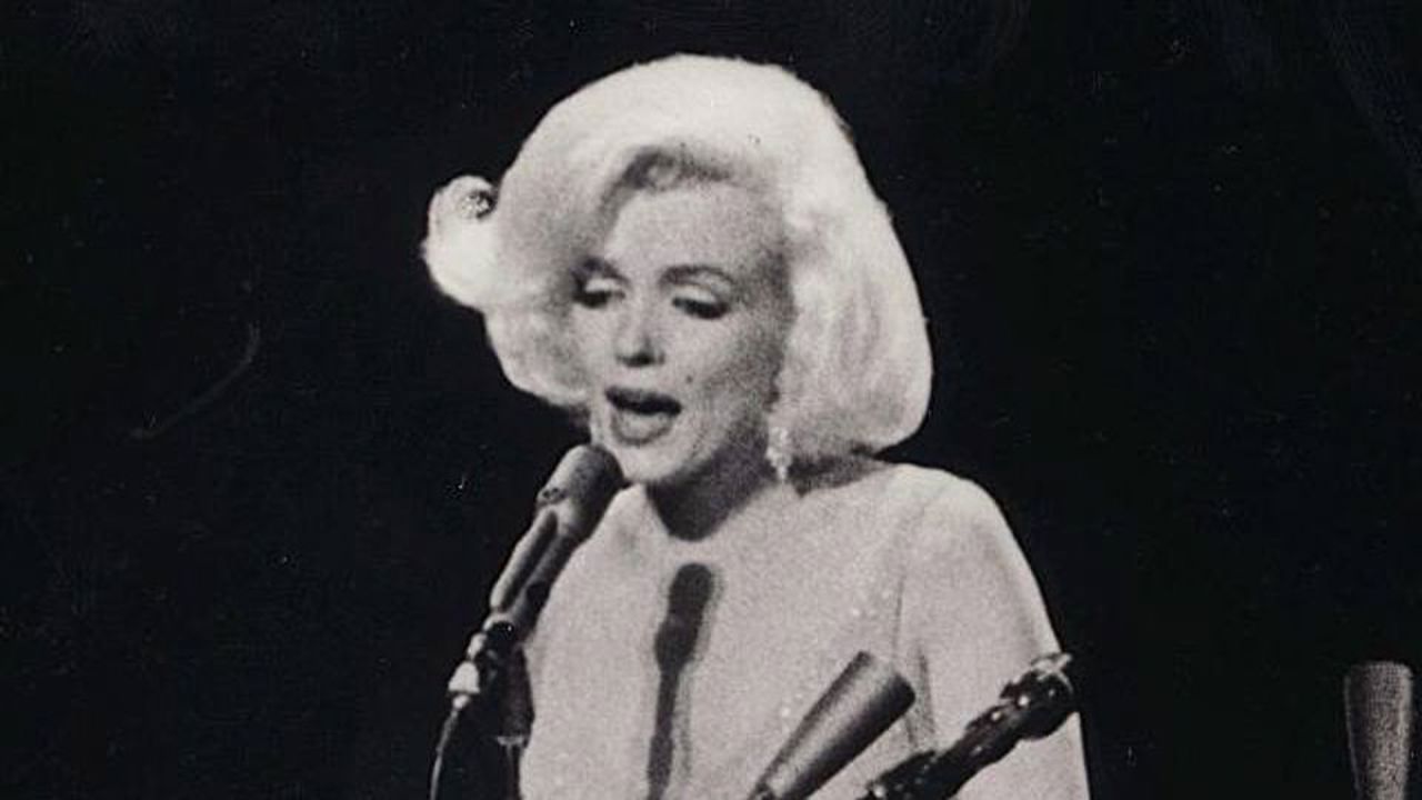 Calendarul zilei // La New York, actrița Marilyn Monroe i-a cântat președintelui american John F. Kennedy: "Happy Birthday!"