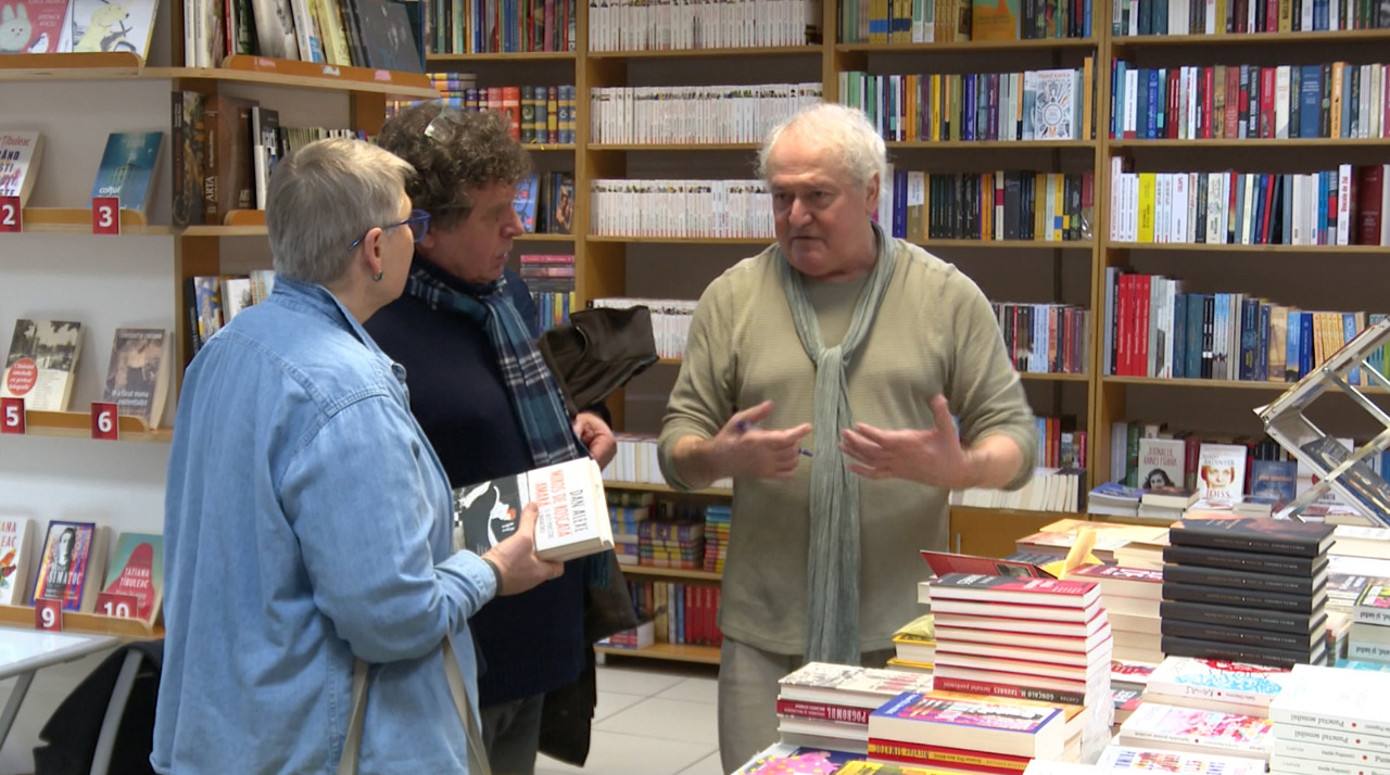 Scriitorul Dan Alexe a lansat la Chișinău romanul autobiografic „La apa morților”