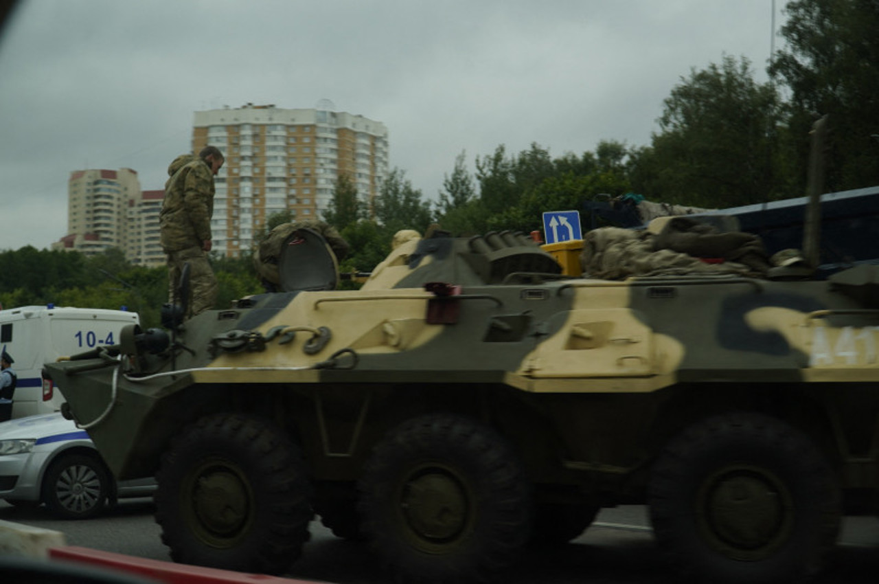 Красный код в Москве: Пулеметные гнезда установили на въезде в столицу,  броневики на улицах, оповещения о бомбах