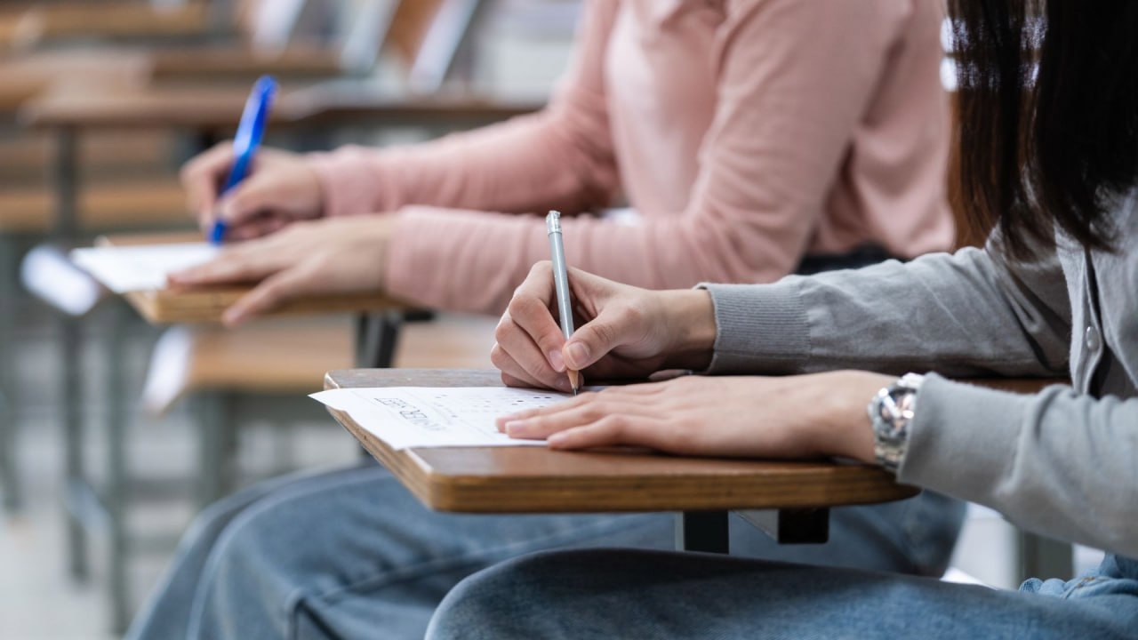 Peste 1.800 de elevi din colegii susțin examenul de calificare în baza testelor unice