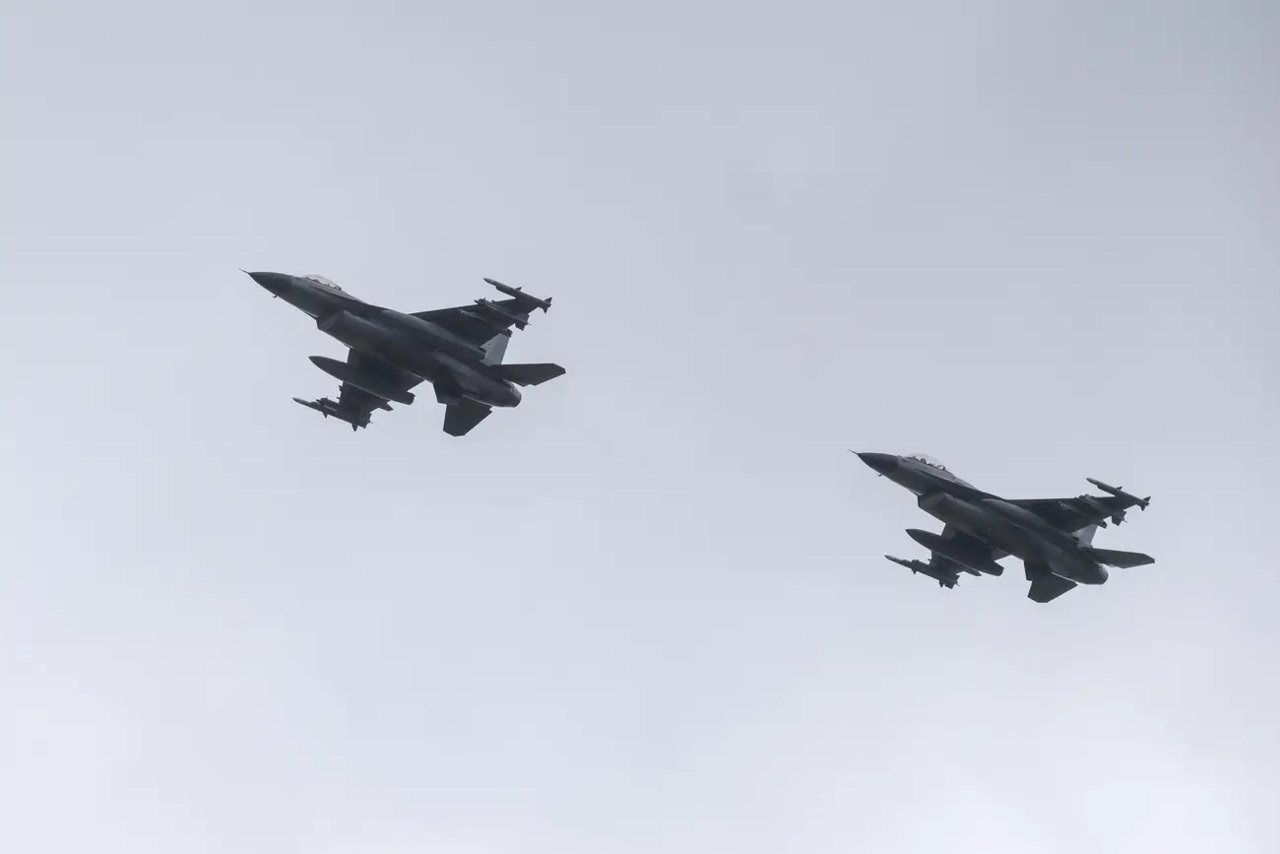 Premieră în războiul din Ucraina: Armata ucraineană a doborât pentru prima dată un avion de luptă rusesc cu un F-16