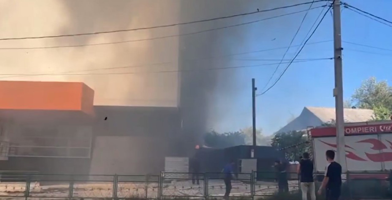 Incendiu într-un local din Căușeni: Focul se răspândește spre acoperișul clădirii