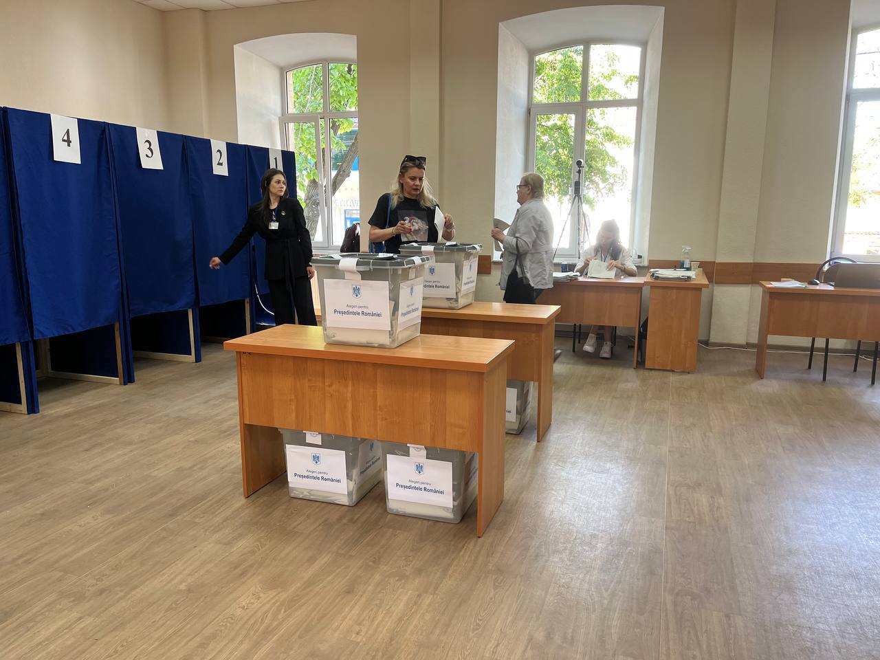 Romanian presidential elections // Voting in Moldova