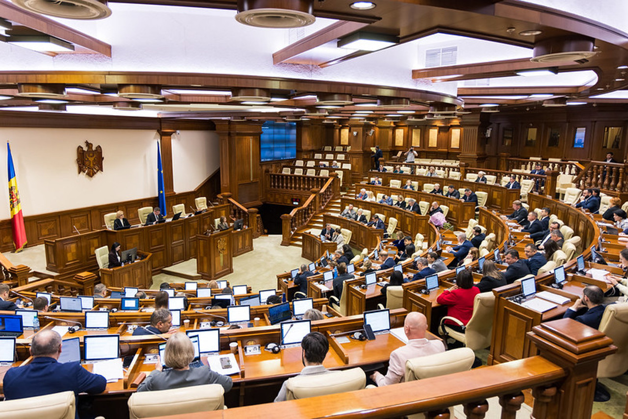 Impozite mai mari și taxe noi din 2027. Parlamentul a votat pachetul fiscal, dupe ce zeci de amendamente ale opoziției au fost respinse