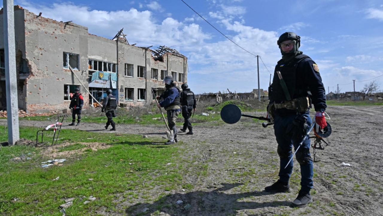 Geniștii ucraineni desfășoară o operațiune de deminare în satul Grakove, regiunea Harkiv în aprilie 2023. Satul, care a fost ocupat de trupele rusești pe 25 februarie 2022 și eliberat în septembrie 2022, este una dintre cele mai mari aşezări minate în regiune. Sursa foto: Profimedia Images