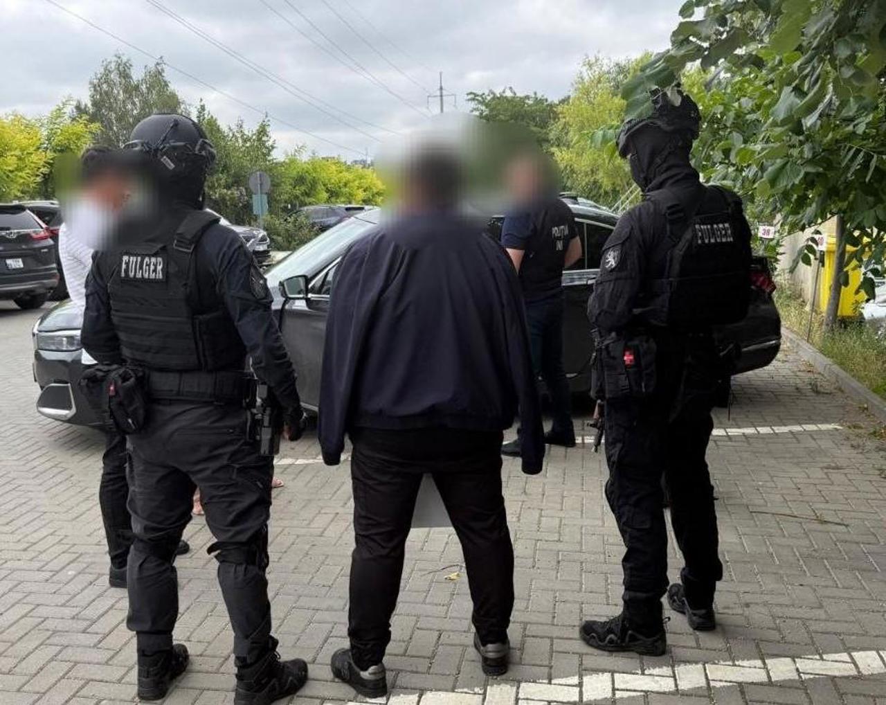 Prejudiciu de peste 3 milioane de lei. Consilier din Chișinău, reținut pentru o presupusă escrocherie cu investiții imobiliare