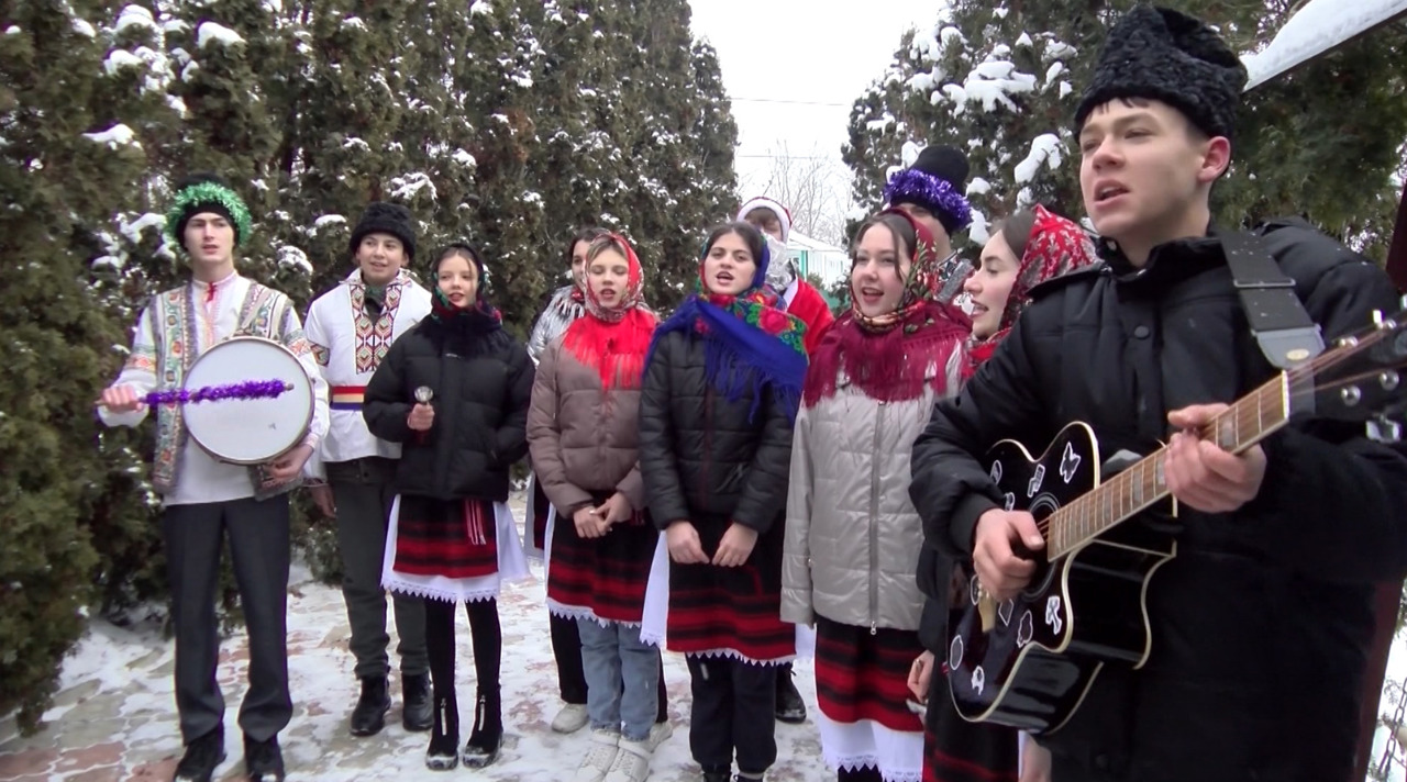 Sărbătorile pe stil vechi în satul Șeptelici: cetele de urători aduc bucurie în casele oamenilor