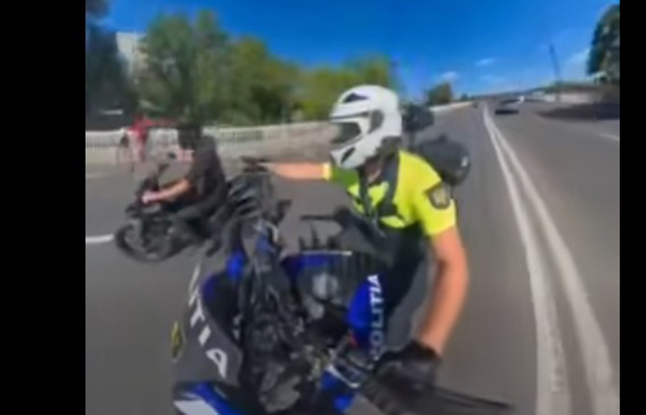 Accident în capitală: Un motociclist fără permis de conducere a ajuns la spital după ce a lovit două automobile