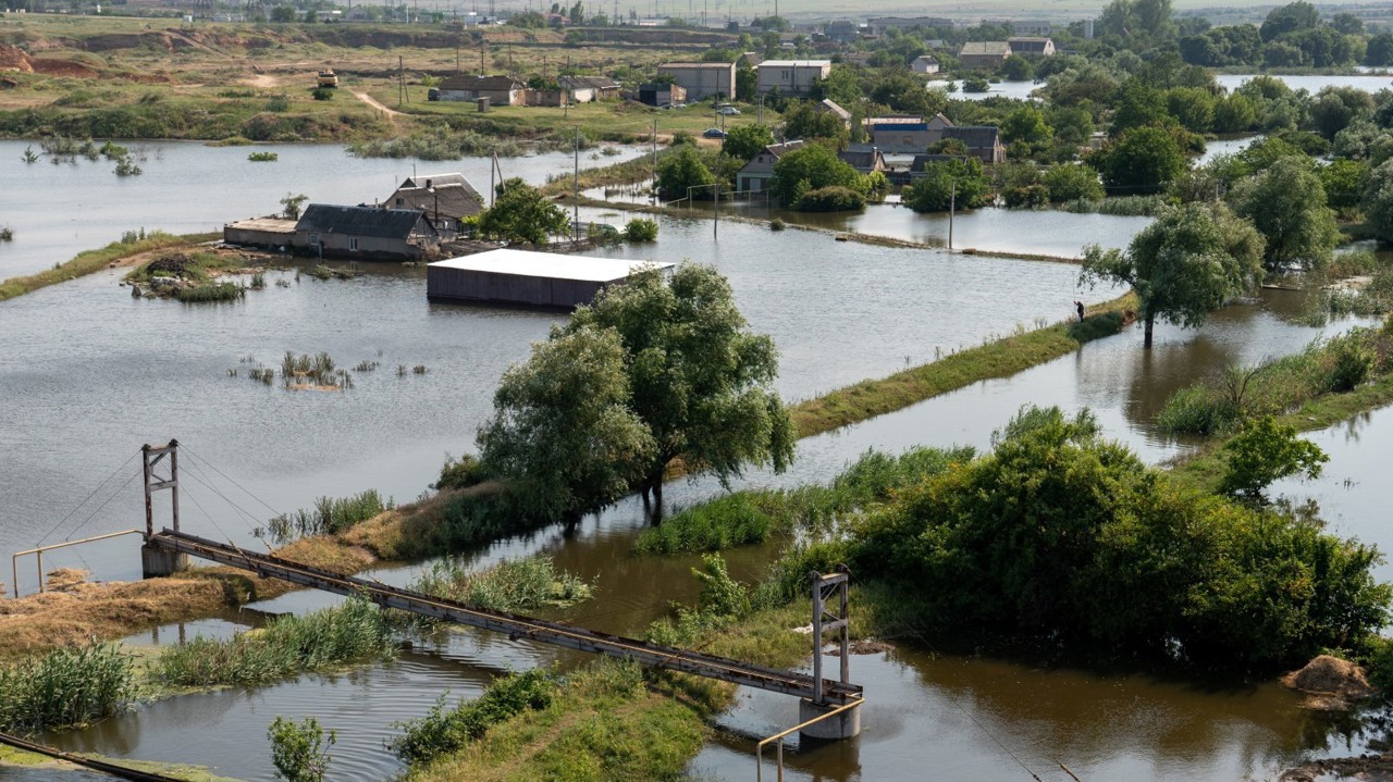 Площадь, покрытая водой в районе Херсона после взрыва плотины в Каховке, уменьшилась