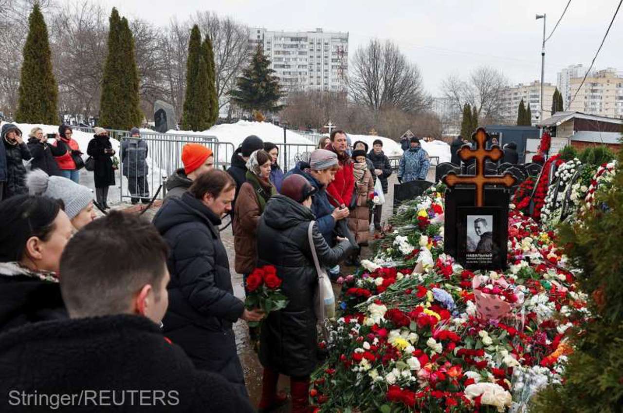 Russians lay flowers at Navalny's grave, hail him as symbol of hope