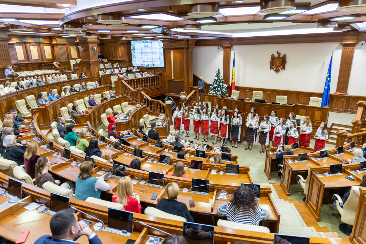 Amintiri din copilărie ale deputaților: Crăciunul, colindele și iernile de altădată