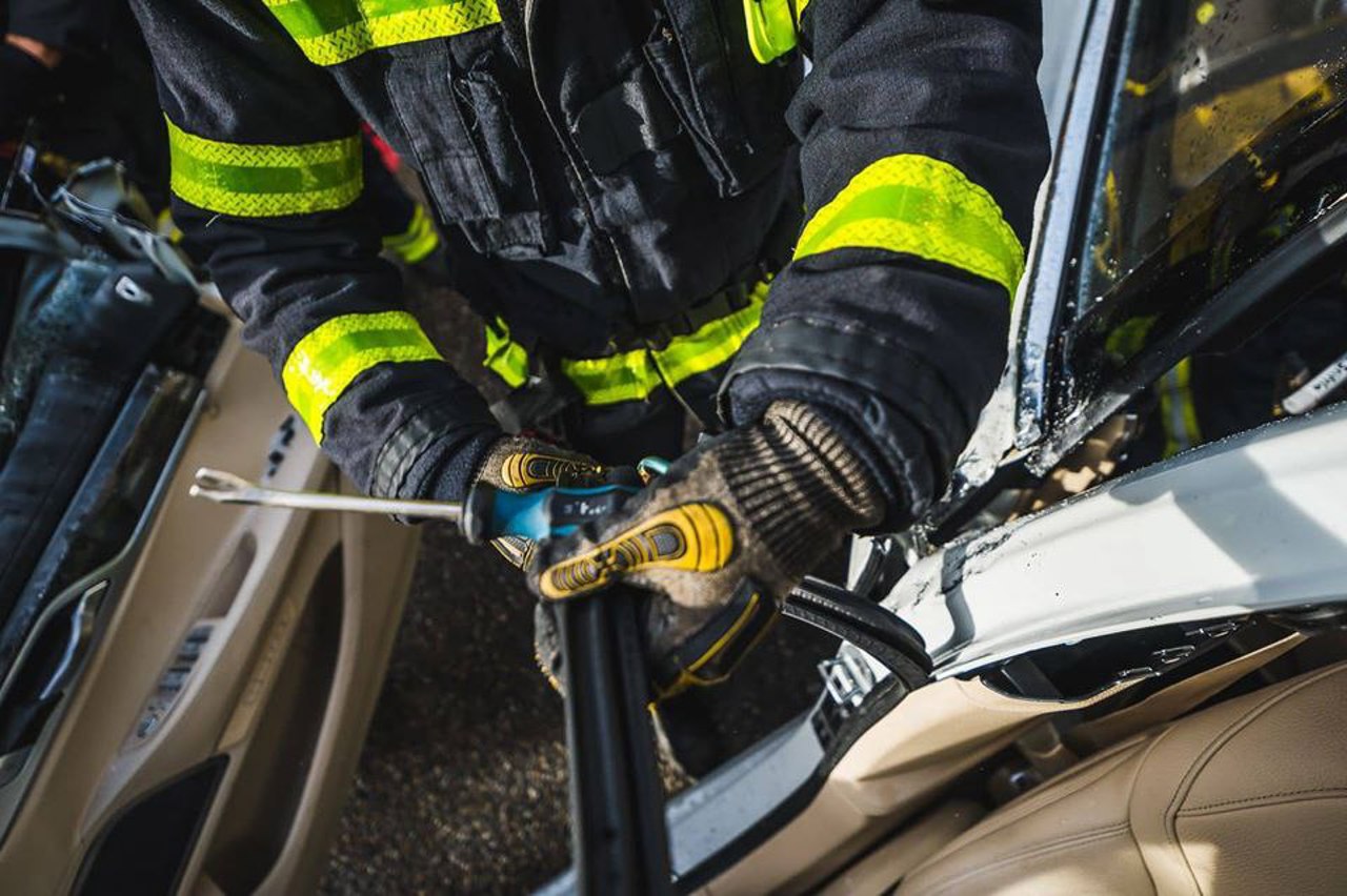 Спасатели извлекли двух человек из автомобиля, попавшего в аварию на Мунчештском шоссе. Как себя чувствуют жертвы