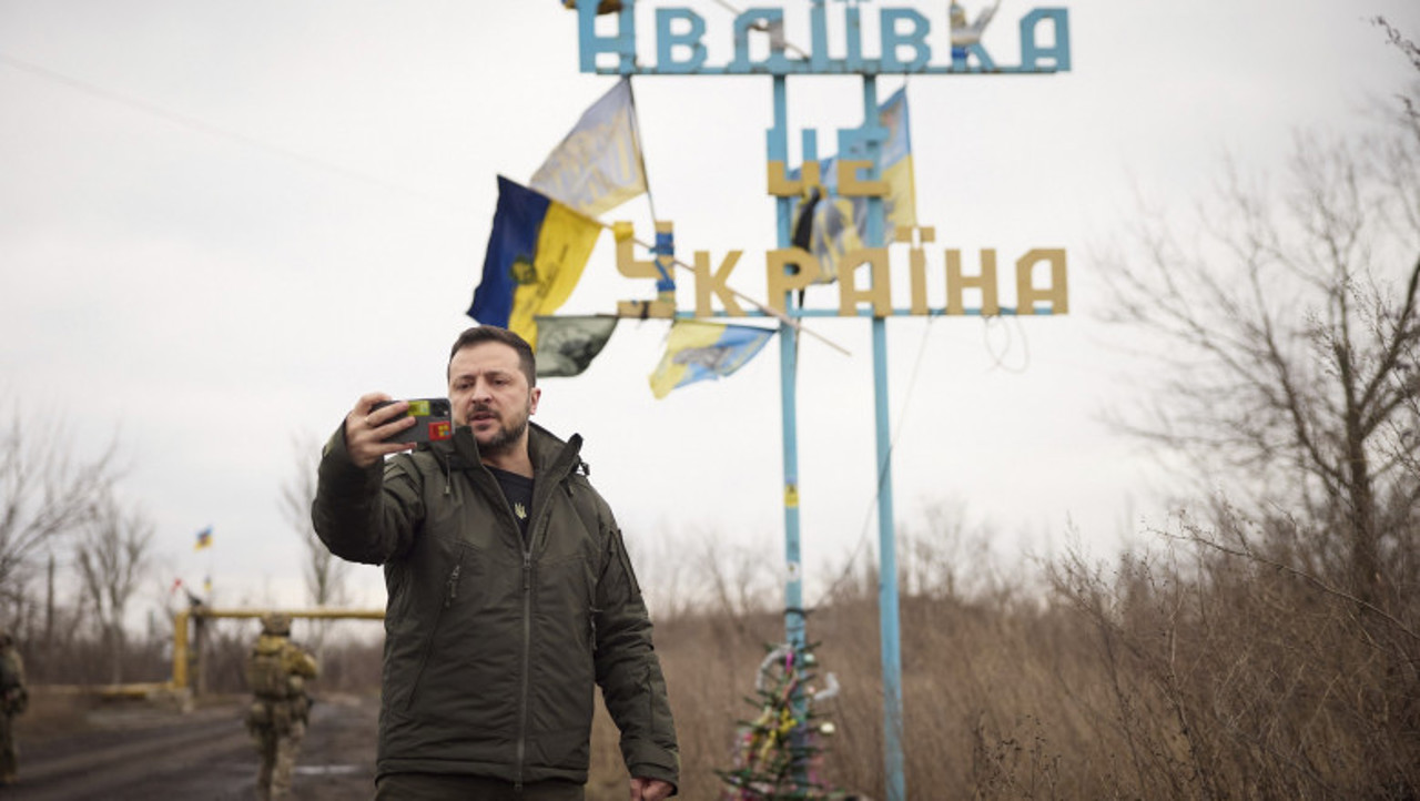 Zelensky appears in Avdiivka, meets troops on front line