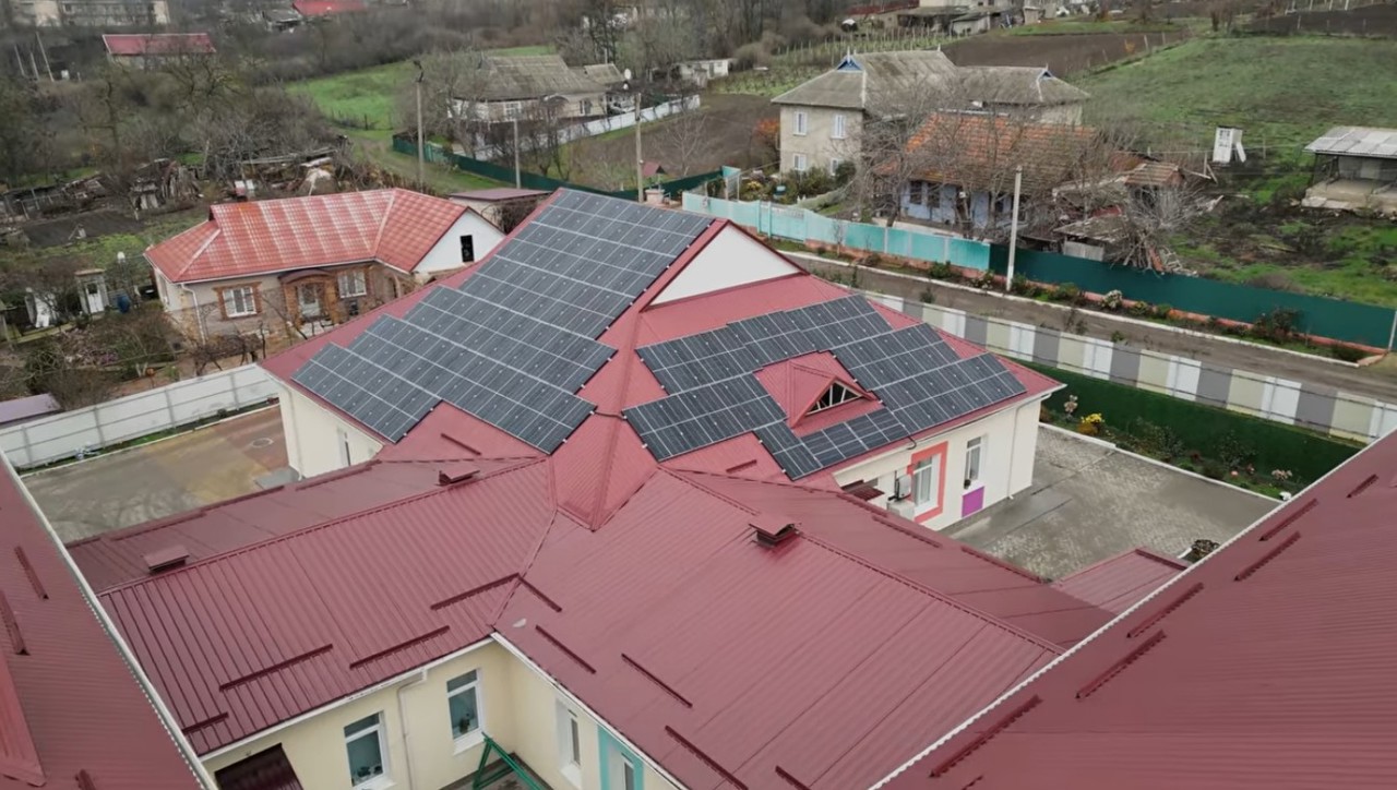 Panouri fotovoltaice la grădinița din Baimaclia: Director: „Banii economisiți îi reinvestim în instituție”