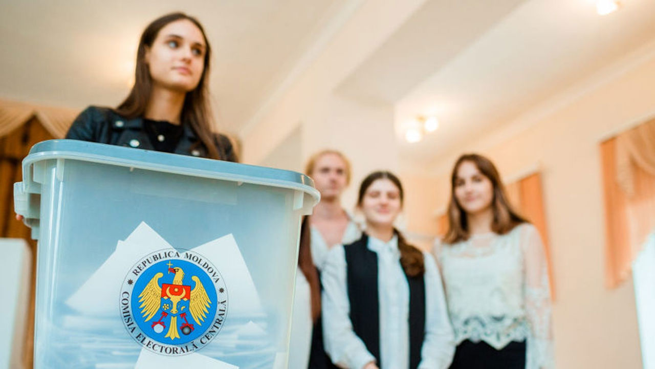 30% dintre alegători au votat până la ora 13:00. Cea mai mică prezență la urne se atestă în rândul tinerilor