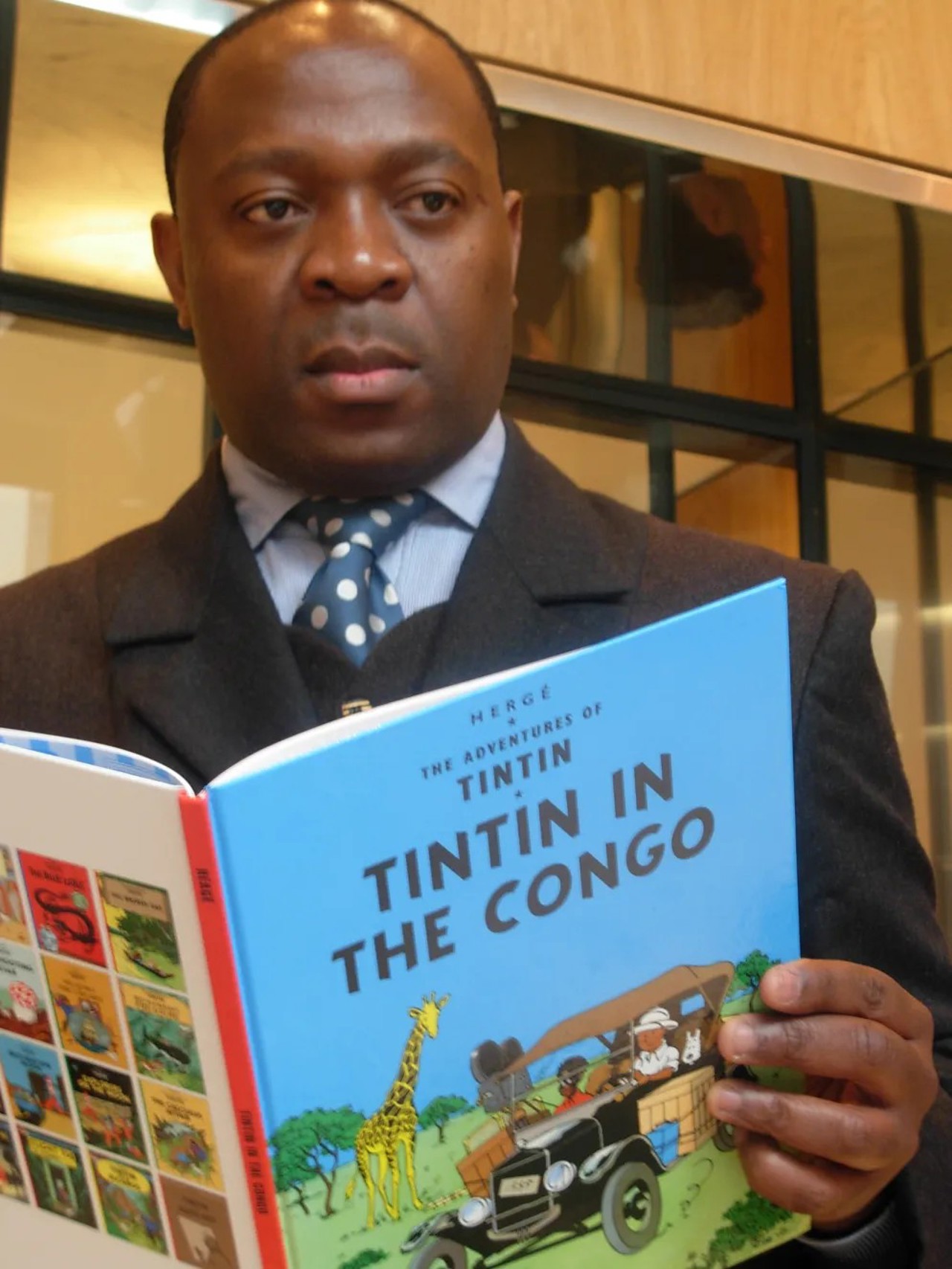 Dan Alexe / Bienvenu Mbutu Mondondo, cetățean congolez locuind în Belgia, la tribunal în Bruxelles în 2010, căutând să obțină interzicerea albumelor cu Tintin