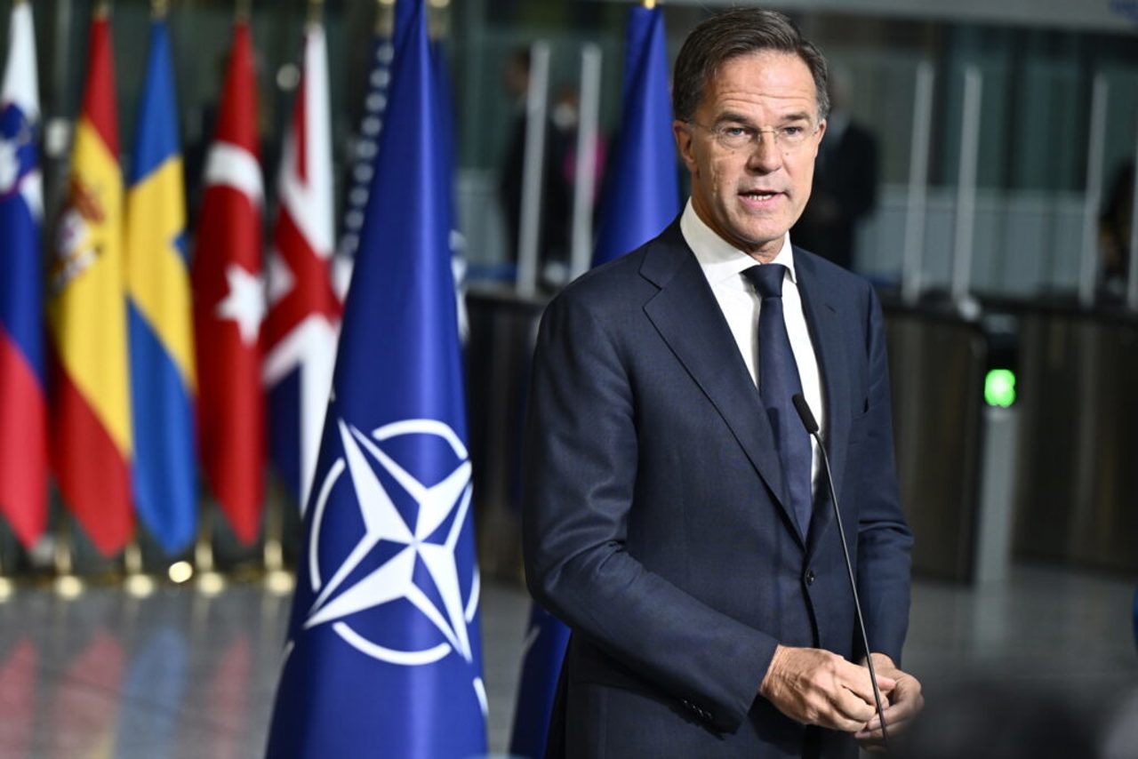 Noul secretar general al NATO, Mark Rutte, găzduiește prima sa reuniune cu miniștrii apărării