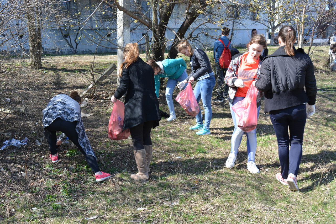 Avocatul Poporului pentru drepturile copilului: Elevii pot participa la activități de salubrizare în curțile școlilor doar voluntar