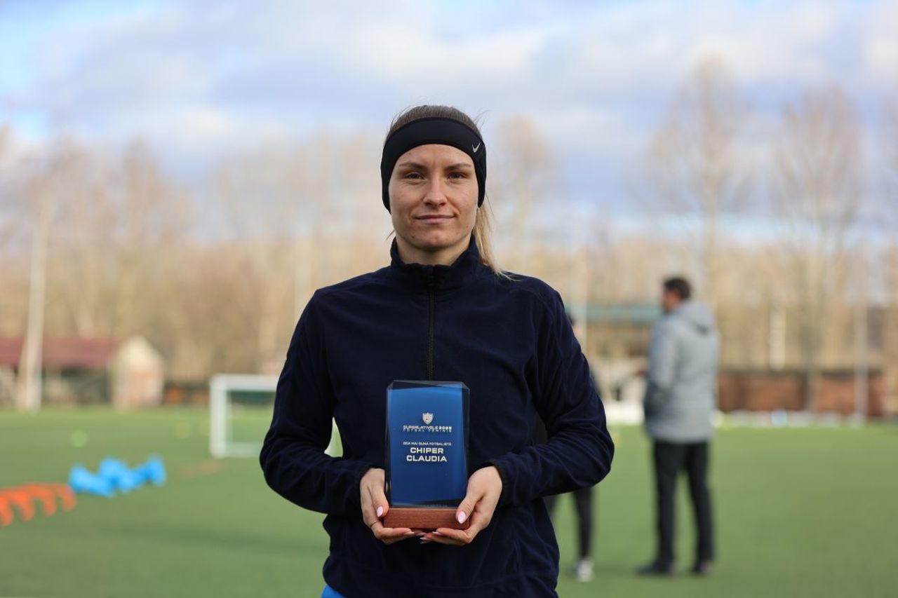  Premiul a ajuns la destinație! Claudia Chiper a primit trofeul pentru cea mai bună fotbalistă a anului trecut