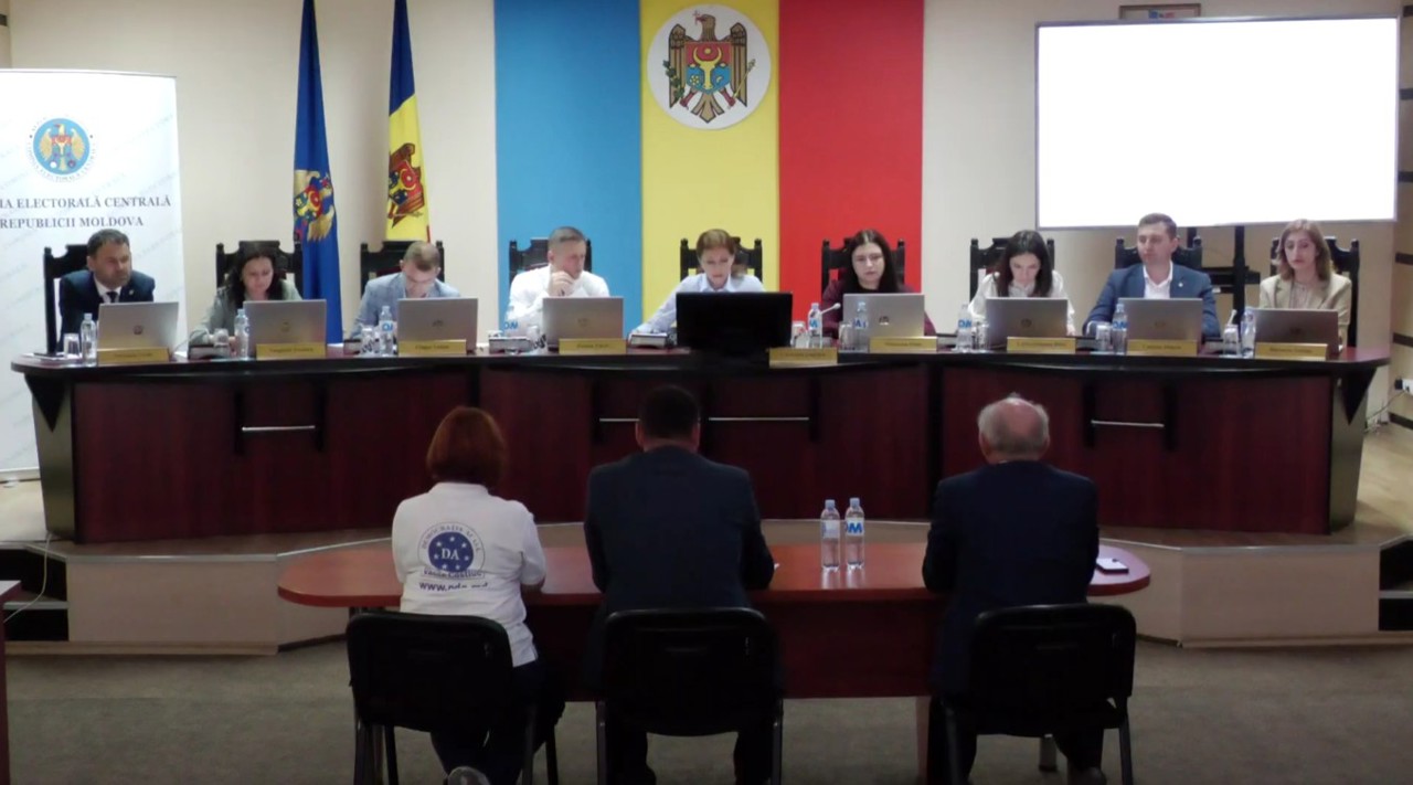 ELECTORALA 2025 // „Democrația Acasă” și AUR, sub lupa CEC: două candidate, membre AUR și DA în același timp. Formațiunea are 24 de ore pentru a opera modificări