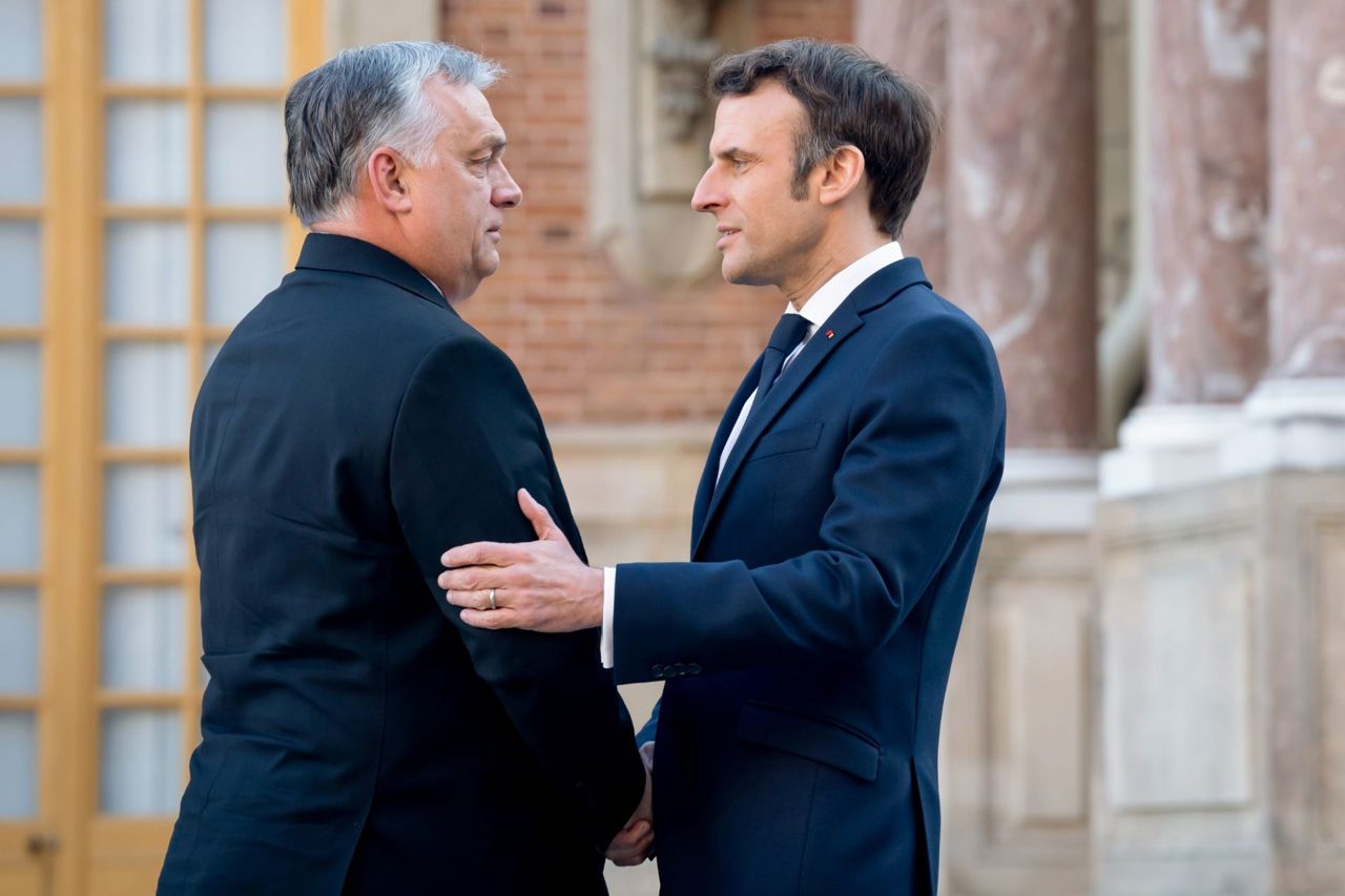 Corespondență de la Bruxelles // Liniște după întâlnirea dintre Macron și Orbán