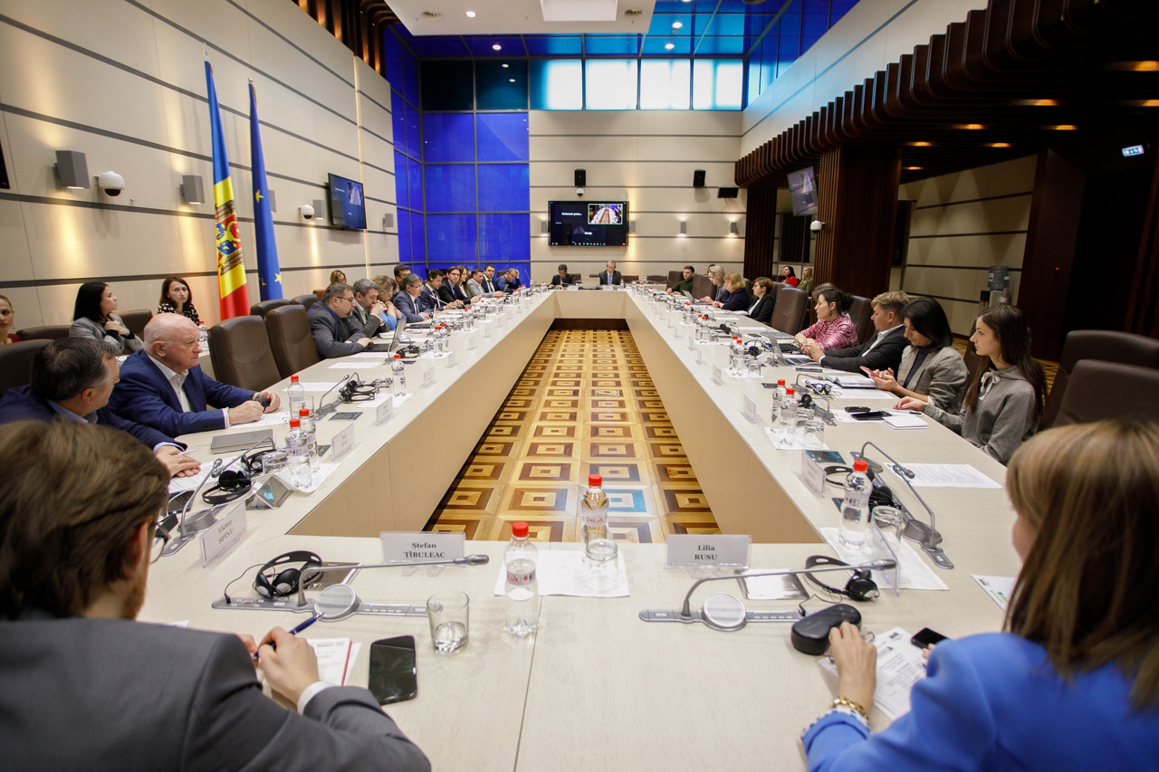 Продолжаются консультации по стратегии реформы государственного управления. Плюсы и минусы