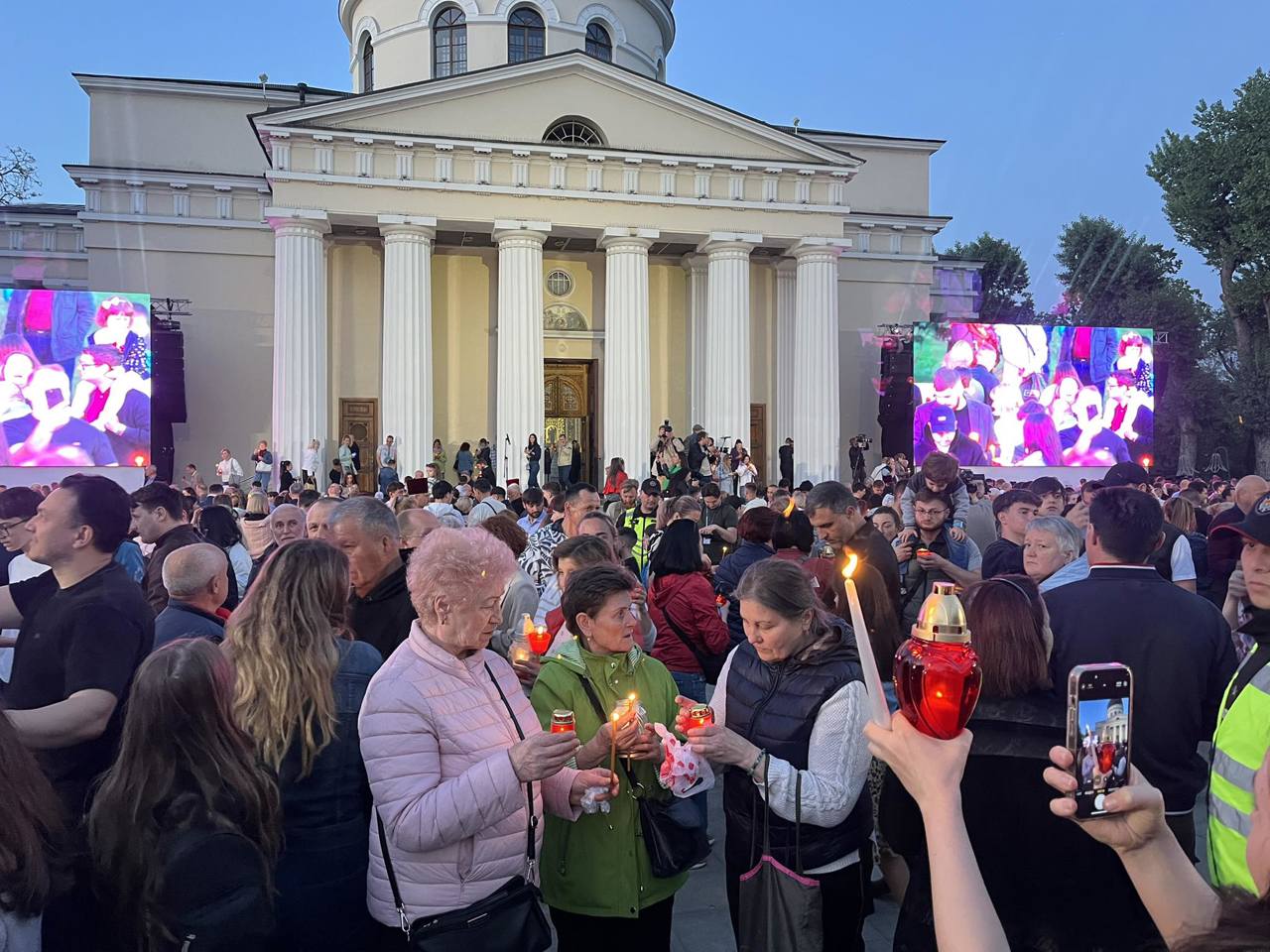 Imagini din scuarul Catedralei Mitropolitane// Lumina Sfântă a ajuns în Republica Moldova