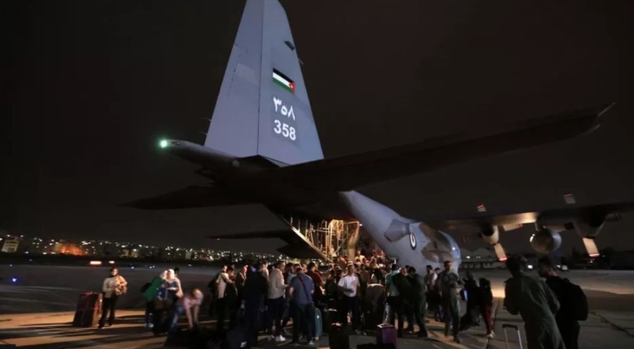 Tot mai multe țări continuă să-și evacueze diplomații și cetățenii din capitala Sudanului