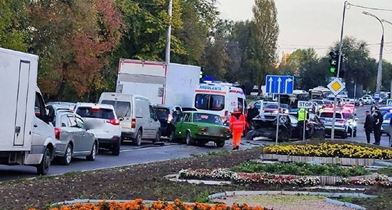 Accident la intersecția străzilor Albișoara și Pușkin: Patru mașini implicate, o persoană decedată