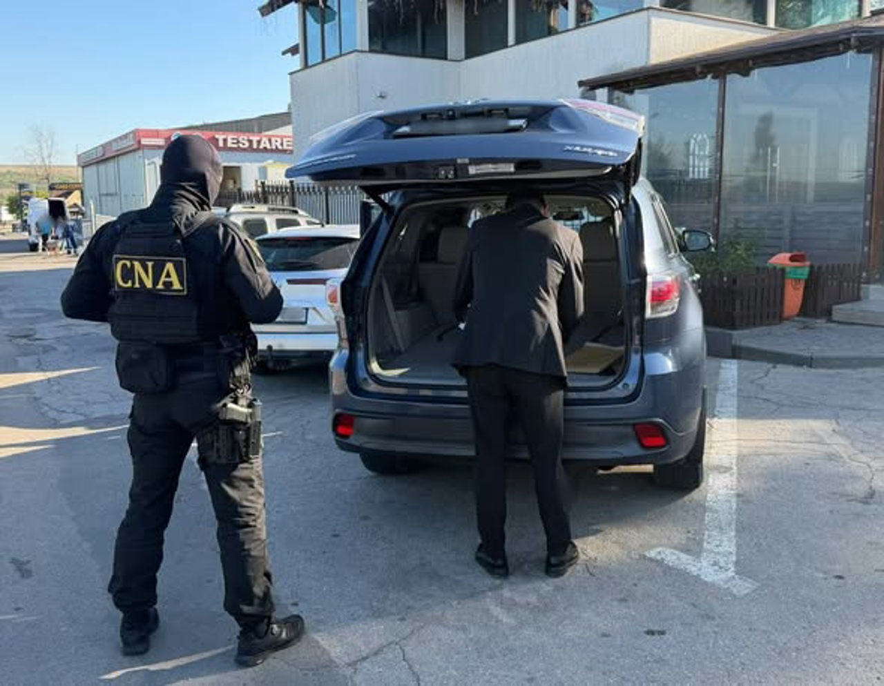 Schemă de corupție cu numere neutre și prejudicii de peste 23 de milioane de lei: Șeful secției ASP Tiraspol și un vameș, reținuți