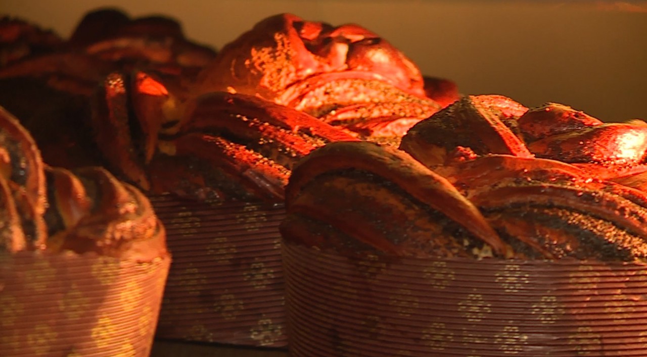 Arome îmbietoare într-o brutărie artizanală: Cozonacii și pasca, pregătite cu maia 