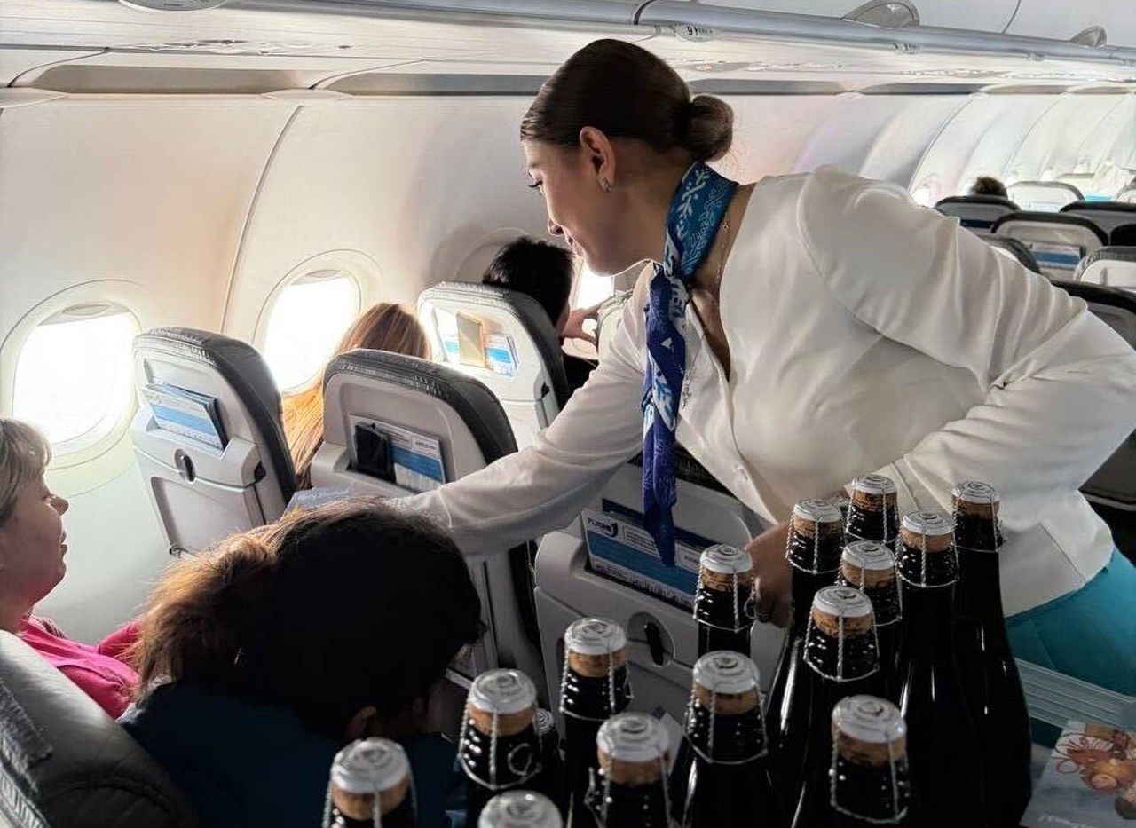 Sărbătorim acasă: pasagerii sosiți la Chișinău, întâmpinați cu spumant și mesaje de bun-venit