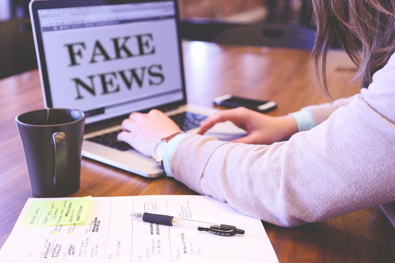 Dezinformarea online ar putea fi sancționată contravențional. Inițiativa, contestată de experți și opoziție