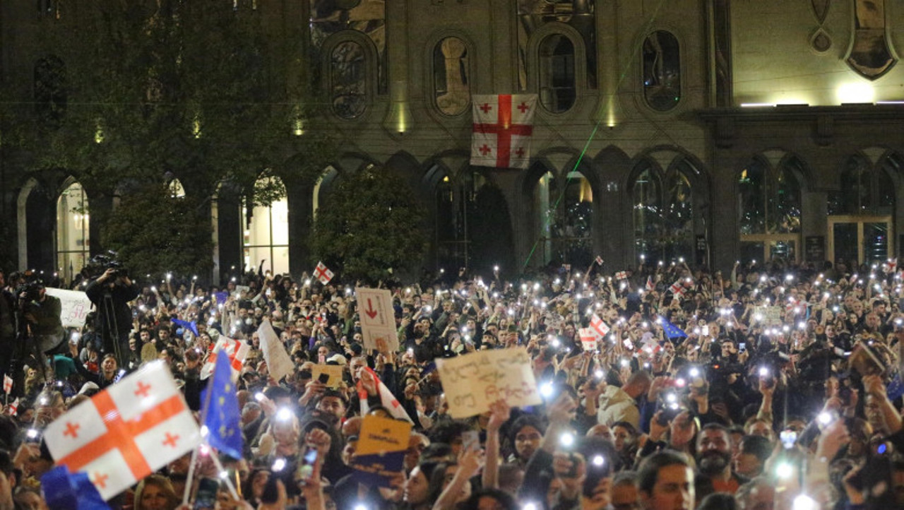 Georgia: Mii de persoane au protestat în fața Parlamentului