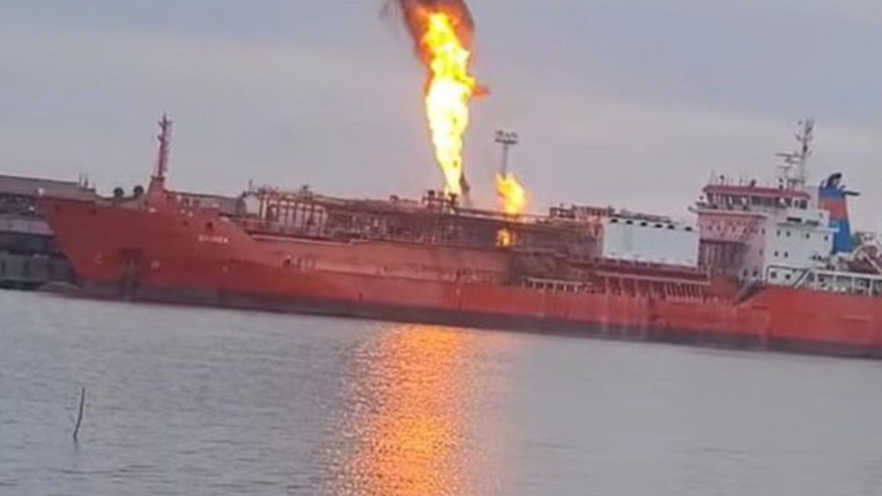O nouă alertă în Marea Neagră: Navă încărcată cu gaz lichefiat, cuprinsă de incendiu