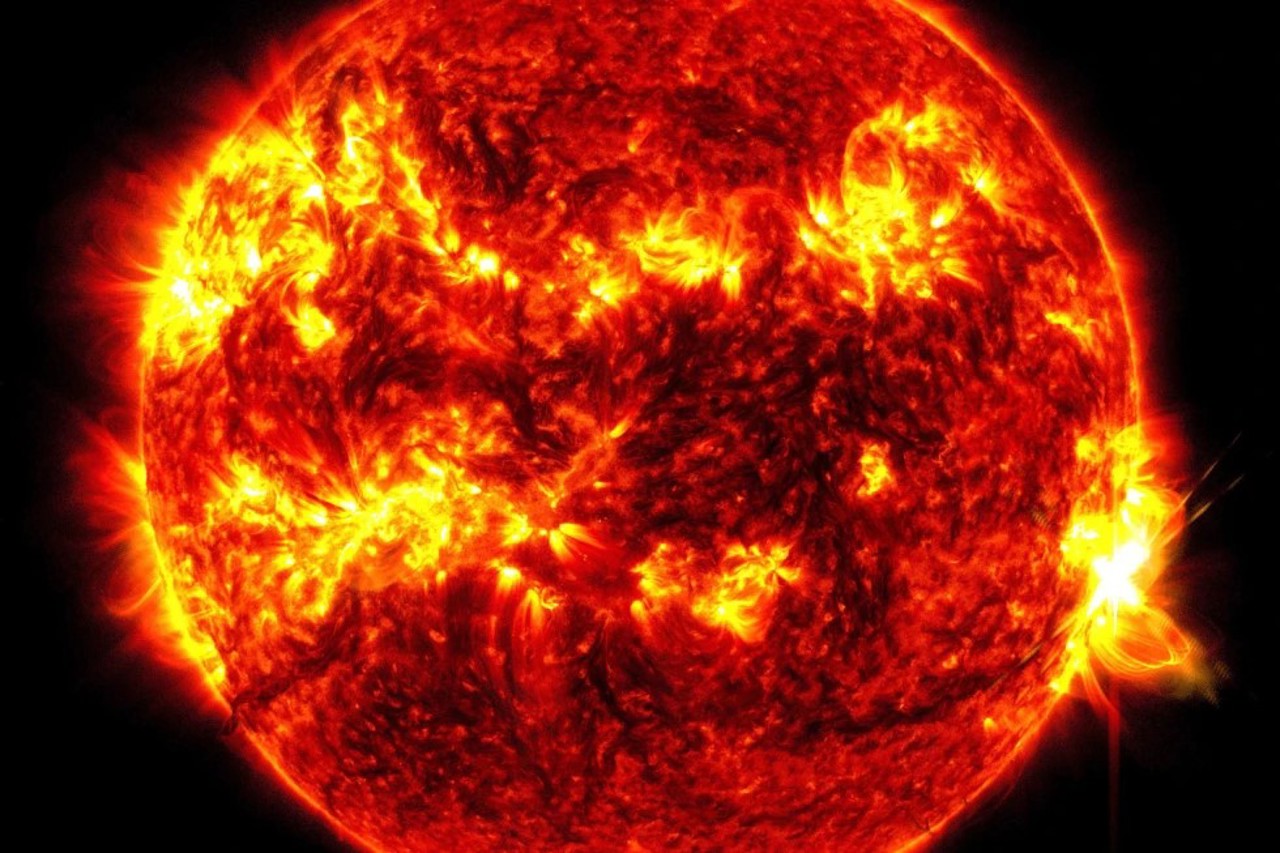 AP / Această imagine furnizată de Solar Dynamics Observatory al NASA arată o erupție solară, strălucirea luminoasă din dreapta, marți, 14 mai 2024. 