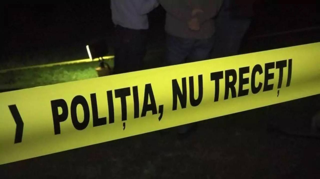 O femeie din Chișinău ar fi fost ucisă de propriul fiu. Tânărul s-a aruncat de la etajul patru, când a venit poliția
