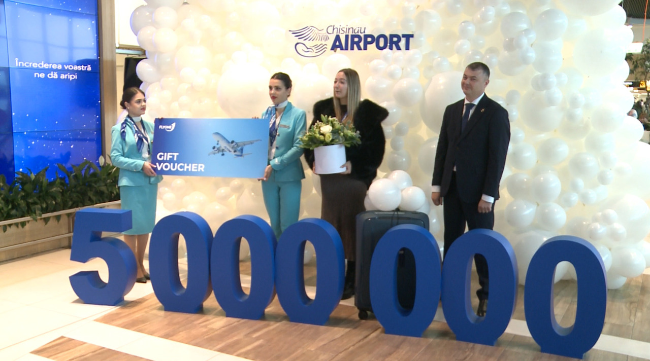 A Moldovan woman returning from France, the five millionth passenger at "Eugen Doga" Airport
