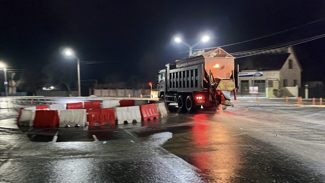 Se circulă cu dificultate pe drumurile naționale din mai multe regiuni ale țării, din cauza poleiului și ghețușului