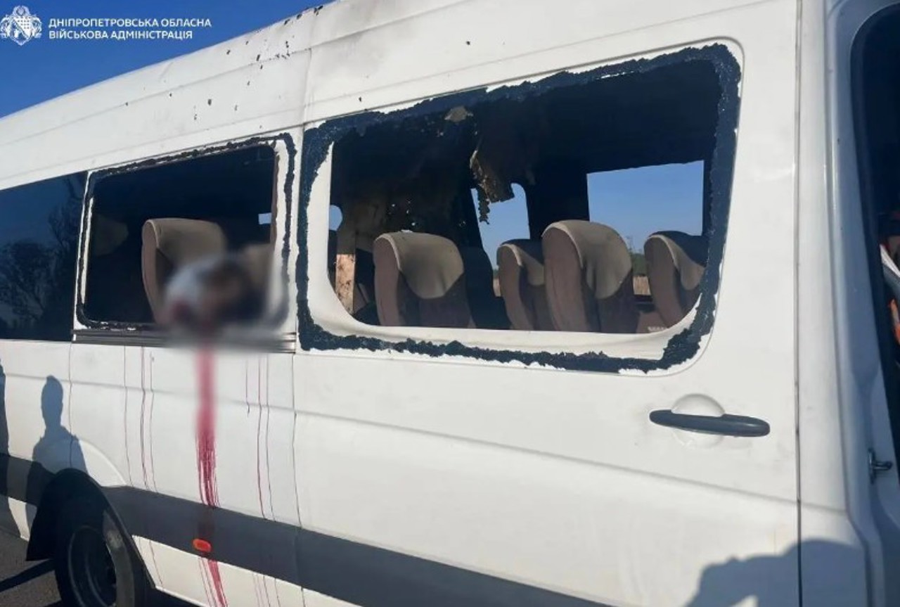 Autobuz de pasageri din Dnipropetrovsk, lovit de dronă: Sunt morți și răniți 