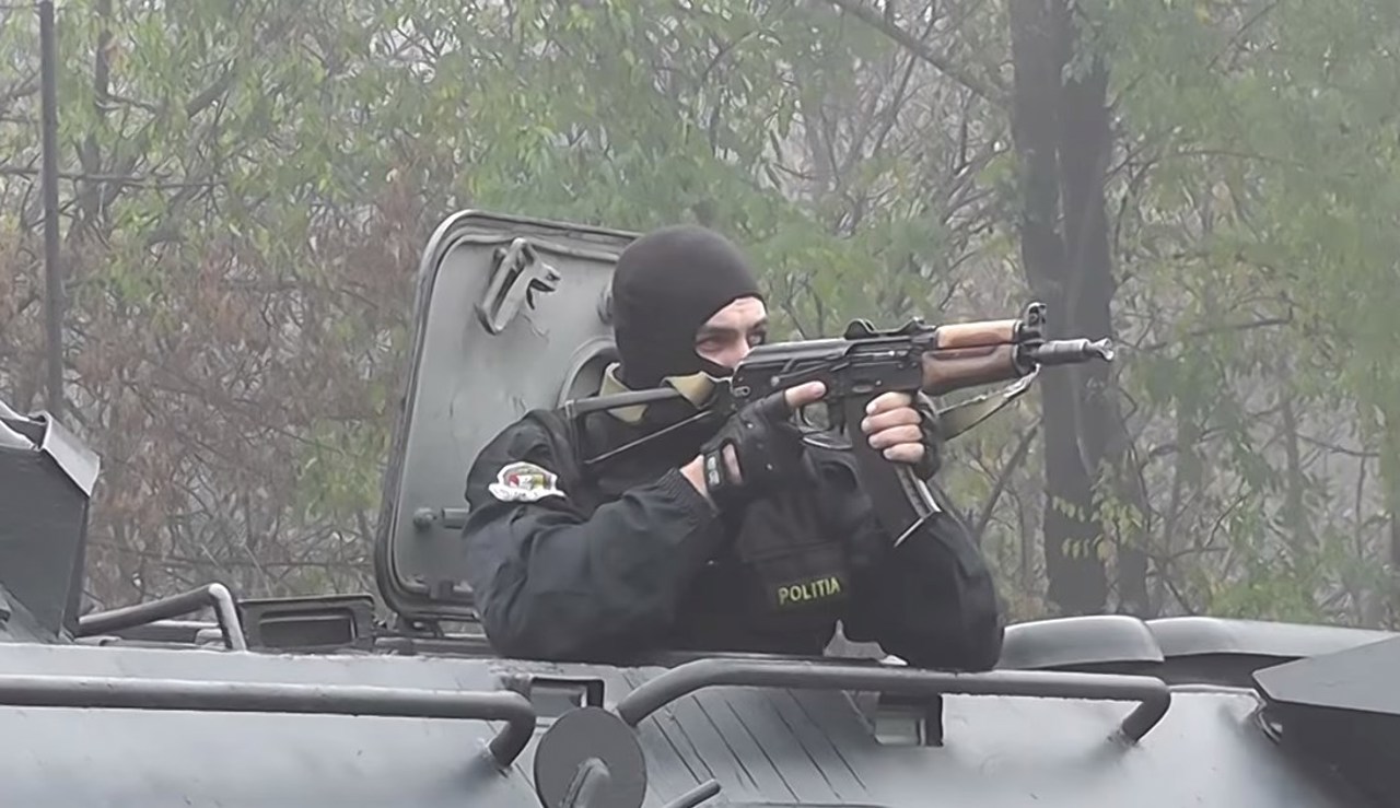 Poliția desfășoară exerciții tactice cu blindate în capitală