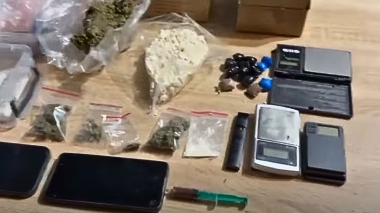 Droguri ascunse lângă blocurile de studii ale universităților: doi curieri, reținuți de poliție