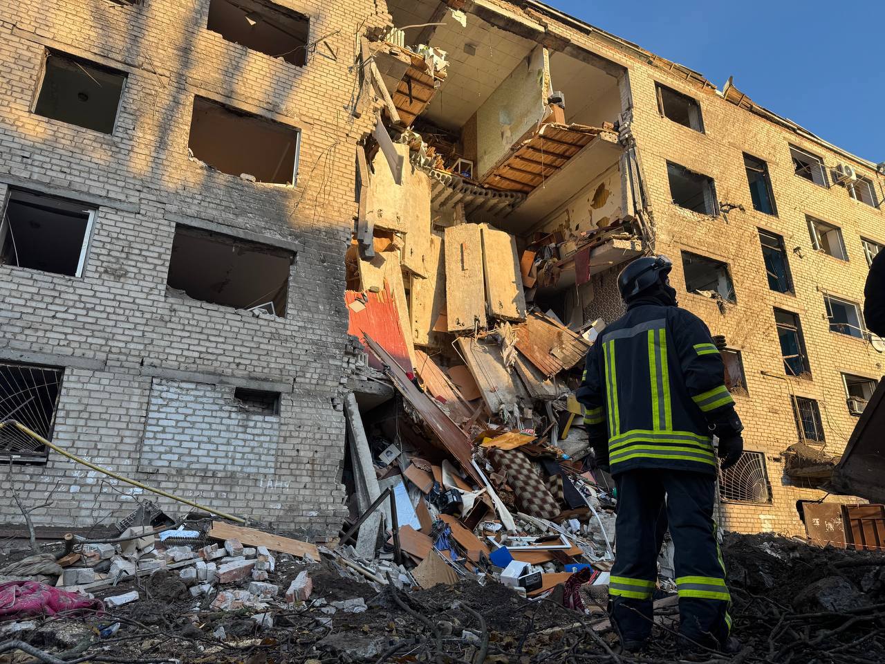 Armata rusă a atacat Kievul și Zaporojie: o femeie spitalizată, locuințe și mașini avariate